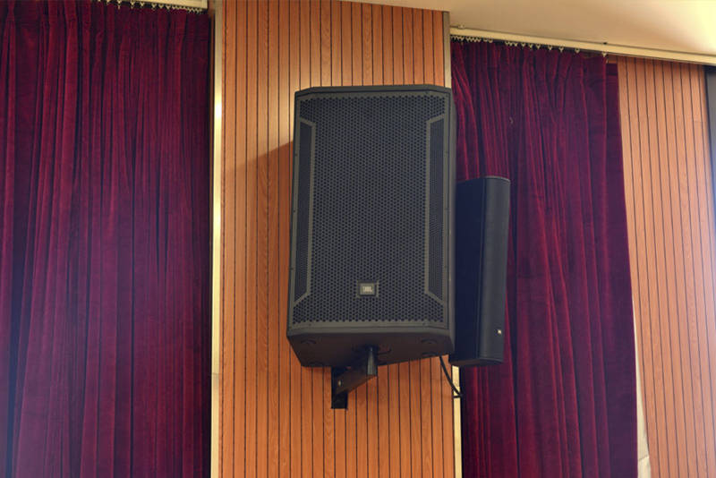 主擴(kuò)使用的JBL STX815M 音箱 返送選用了JBL CBT50音箱